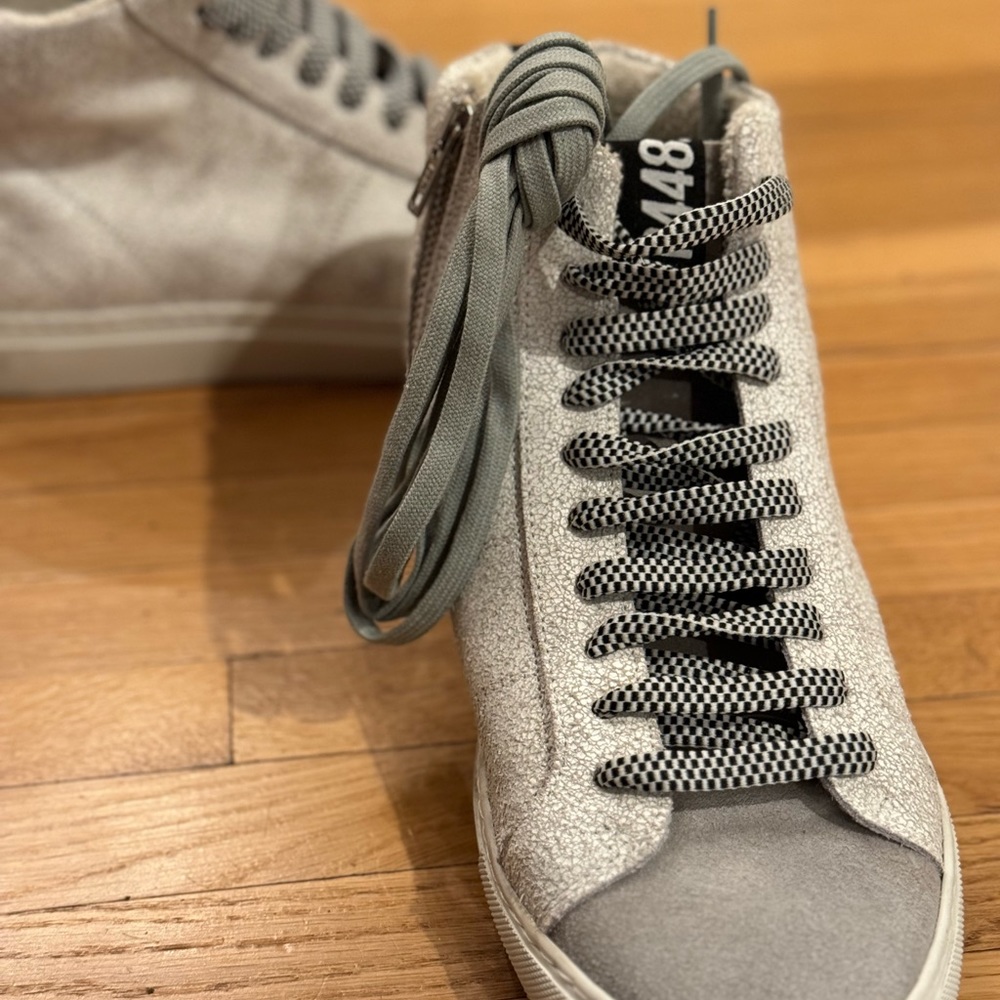 P448 hi top tennies, size 41. With extra gray shoelaces.